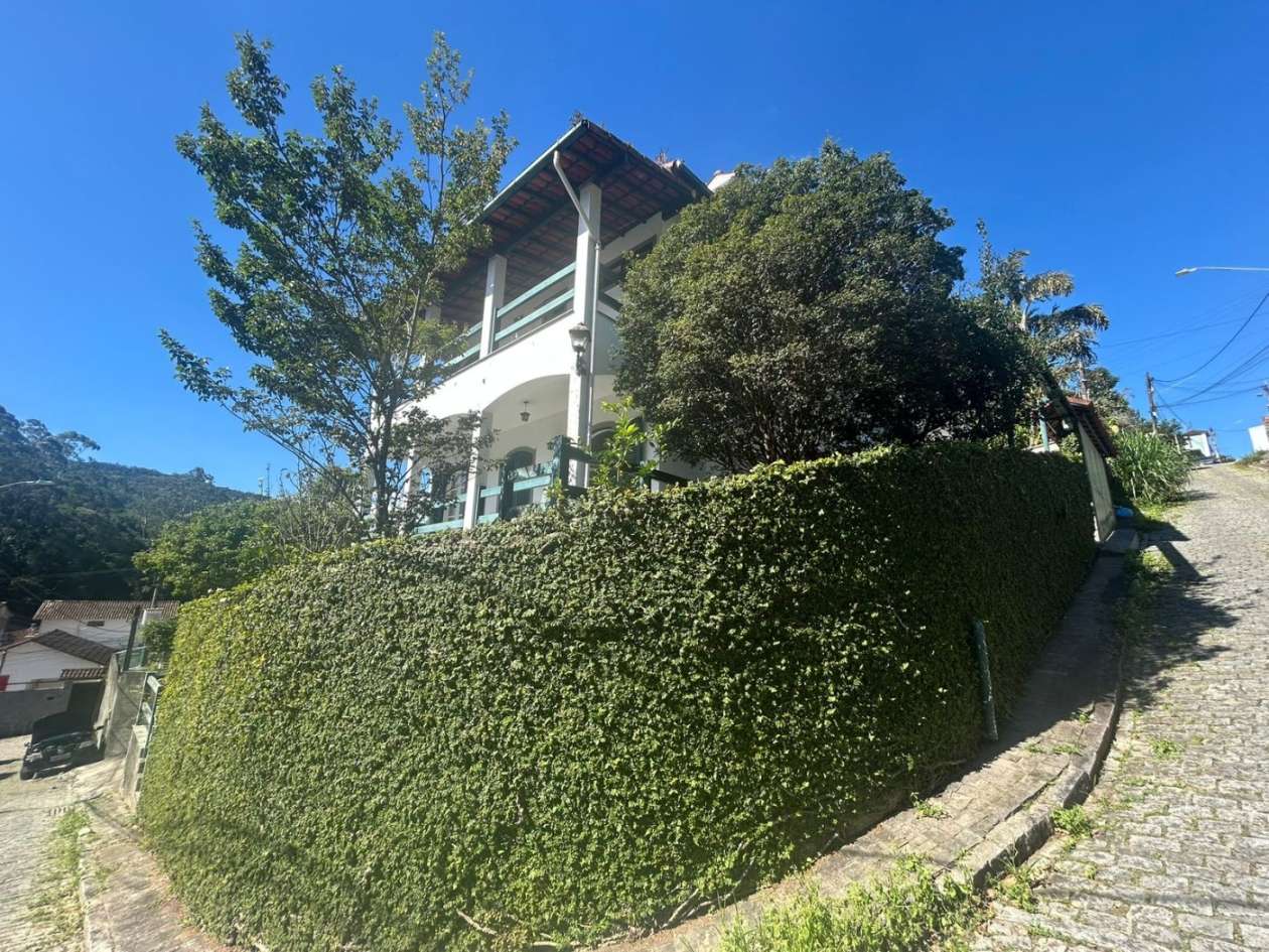 Casa à venda em Mosela, Petrópolis - RJ