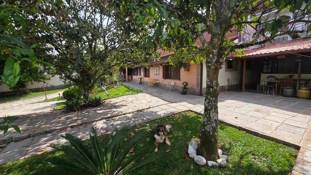Casa, 4 quartos, 256 m² - Foto 1
